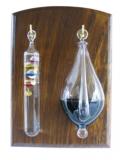 Wetterglas mit Gallilei-Thermometer auf Holzbrett, indisches Hol