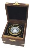 Kompass, Messing, Dm: 6,5cm, kardanisch aufgehaengt, in der Holz